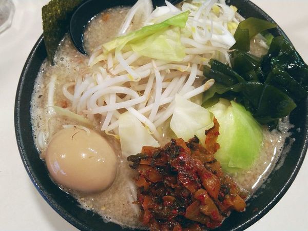 「司塩らーめん（鬼もり背脂）＋高菜」@らーめん 司の写真