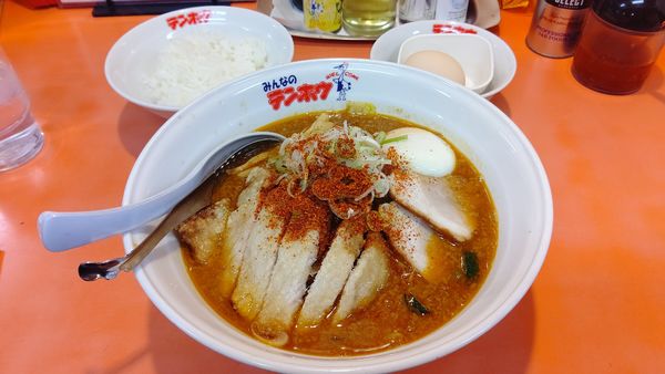 「デラックス台湾ラーメン（半ライス＋半熟卵)１２１０円」@テンホウ 富士見店の写真