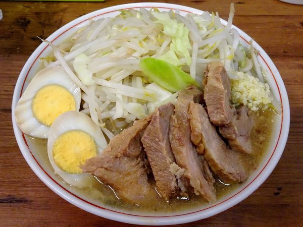 「小ブタ（850円）＋煮玉子（100円）ヤサイニンニク」@ラーメン二郎 品川店の写真