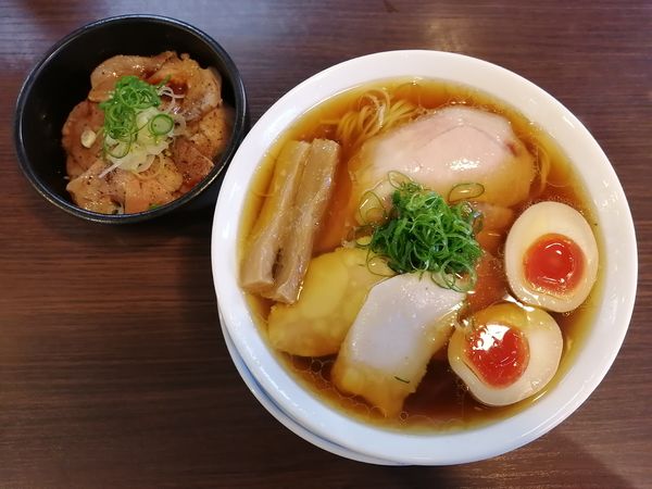 「特製醤油らぁ麺(大盛)＋炙り肉飯」@らぁ麺 紫陽花の写真