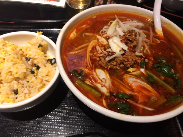 「麻辣麺＋半チャーハンのセット880円」@東方一角 銀座本店の写真