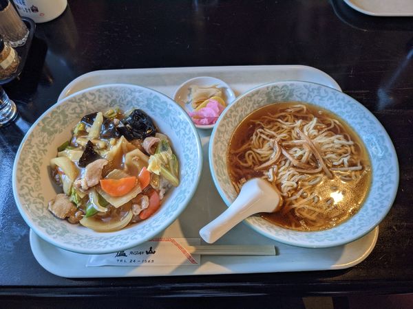 「中華丼セット880円（らーめん普通盛り＋110円）」@盧山の写真