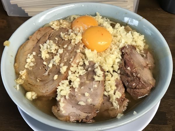 「小らーめん麺かため、野菜抜きにんにくマシ＋豚の1UP＋W生卵」@らーめん玄の写真