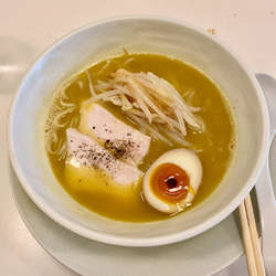 フォアグラ鶏白湯ラーメン（異業種からのラーメン店紹介付き）