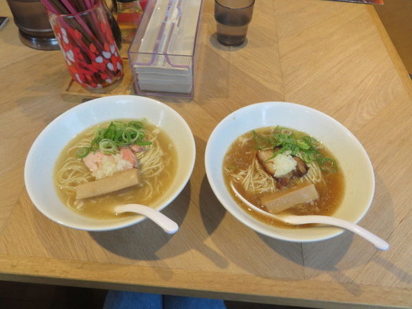 「豚そば　塩　半分・豚そば　醤油　半分　各500円」@伊藤商店の写真