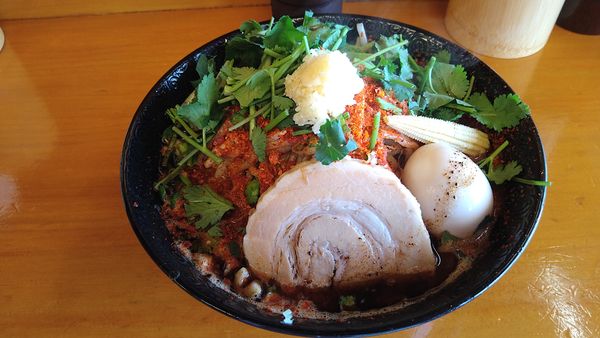 「蠍パクチー カラシビ増し モヤシ増 ニンニク+味玉¥1070」@Japanese soba Noodles 蠍の写真