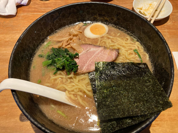 「ラーメン（麺大盛、税抜き770円）」@横濱家 市ヶ尾店の写真