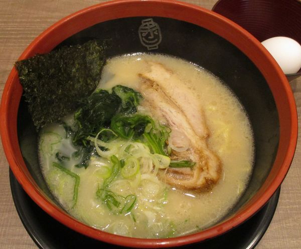 「赤坂ラーメン　780円　※生卵無料」@赤坂ラーメン 赤坂本店の写真