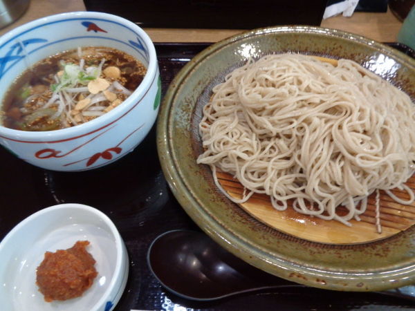 「スタミナ鶏ネギつけそば 770円、そば大盛無料」@十割そば会 福島西口本店の写真