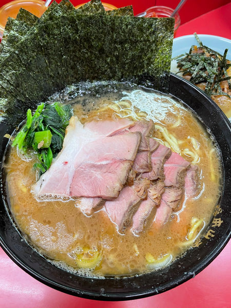 「チャーシュー麺大盛り　海苔増し　チャーシューまぶしご飯」@ラーメン杉田家の写真
