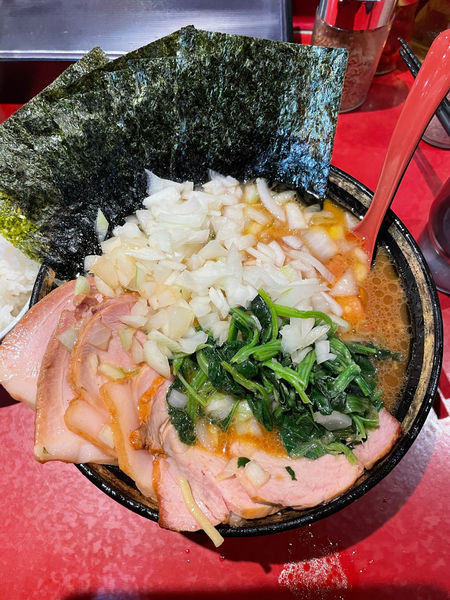 「中盛りチャーシュー　玉ねぎ　海苔　チャーシュー３枚　ライス」@厚木家の写真