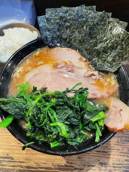 「中盛り　チャーシューほうれん草増し　ライス」@家系ラーメン クックらの写真