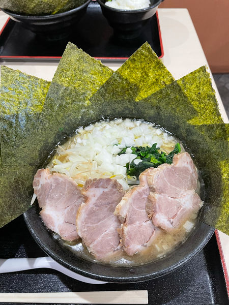 「大盛りチャーシュー 海苔増し 玉ねぎ」@横浜家系らーめん 宝来家の写真