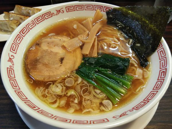 「ラーメン＆ギョーザセット　：醤油ラーメン　※㋗で５００円」@麺屋はしごの写真
