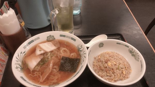 「ラーメンと半チャーハン」@日高屋 与野駅東口店の写真