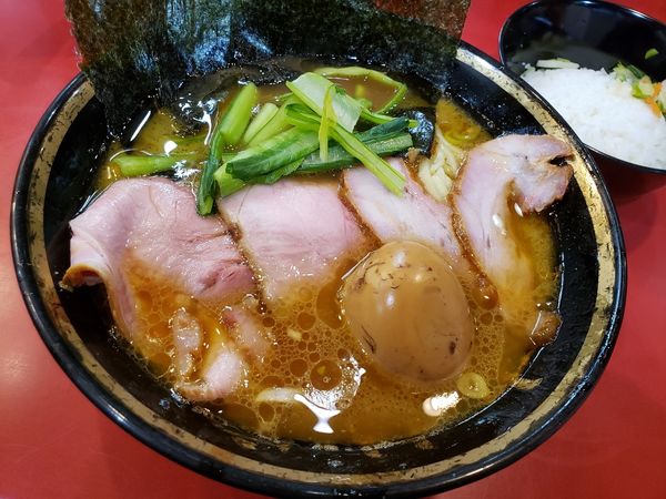 「チャーシューメン 味玉 小ライス」@家系総本山 ラーメン吉村家の写真