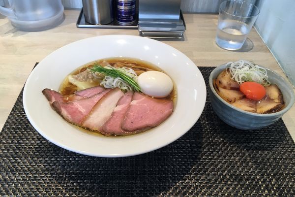 「特製中華蕎麦醤油&吊るし焼きバラ丼」@宍道湖しじみ中華蕎麦 琥珀 東京本店の写真