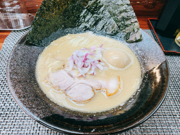 「鯵煮干し塩豚骨」@麺や 睡蓮の写真