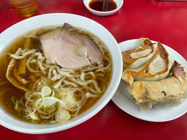 「ラーメン800円、餃子（3個）320円」@一品香 駅南店の写真
