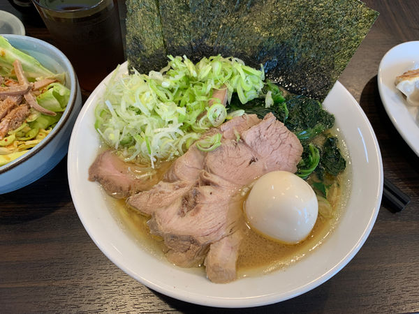 「ライト豚骨ラーメン全部入り」@横浜らーめん 寿三家の写真
