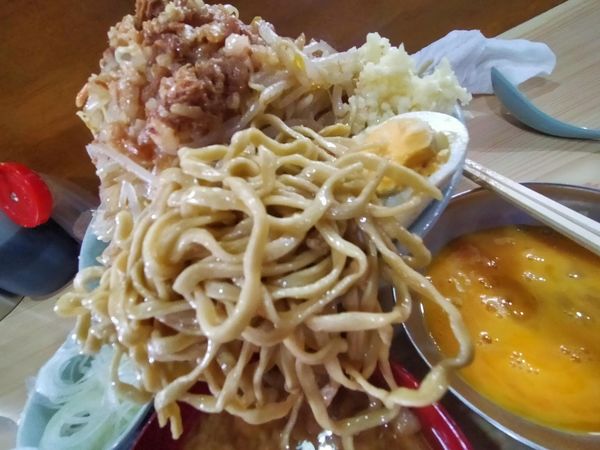 「ラーメン・大盛・豚滓脂・生卵・葱（ちょい野菜・にんにく）」@ラーメン富士丸 明治通り都電梶原店の写真