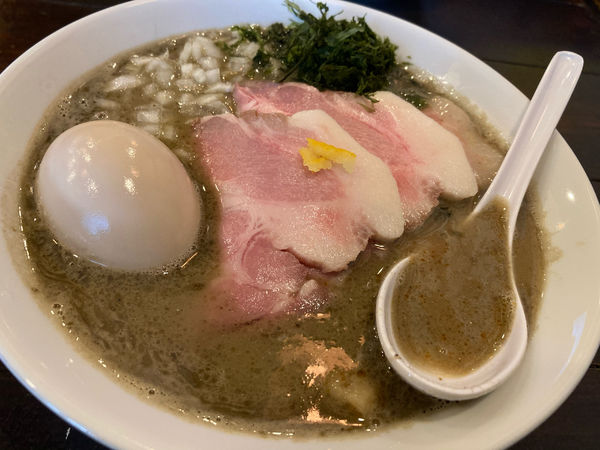 「とんこつ煮干そば」@麺屋らんまるの写真