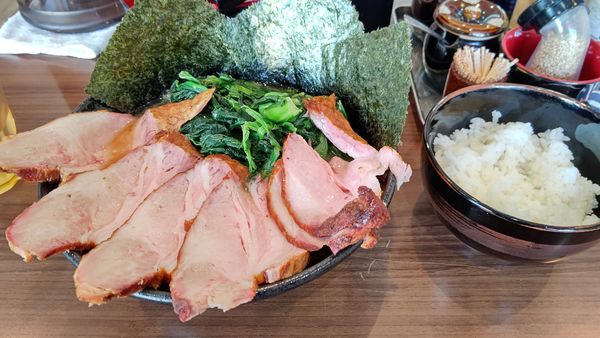 「チャーシュー麺+ほうれん草+小ライス」@横浜家系らーめん 天王家 寒川総本店の写真