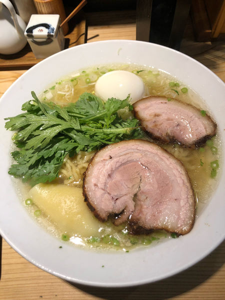 「本丸塩ラーメン＋塩煮卵」@横濱元町 本丸亭 横浜店の写真