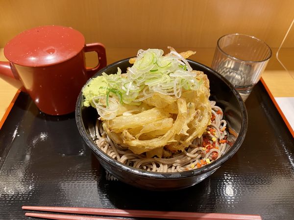 「冷やしかき揚げ天そば 390円」@よもだそば 新宿西口店の写真