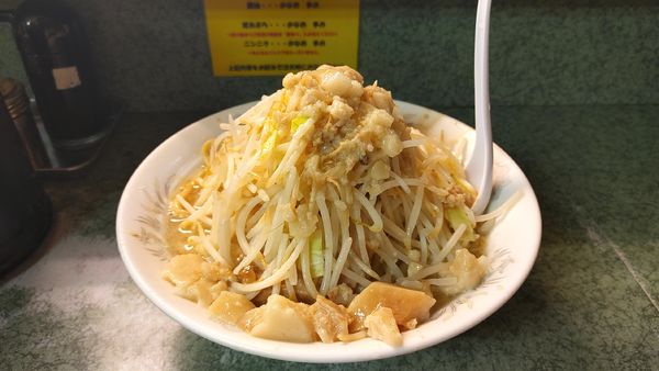 「大ラーメン（アブラ塊ヤサイ）￥９００」@ラーメン二郎 新宿小滝橋通り店の写真