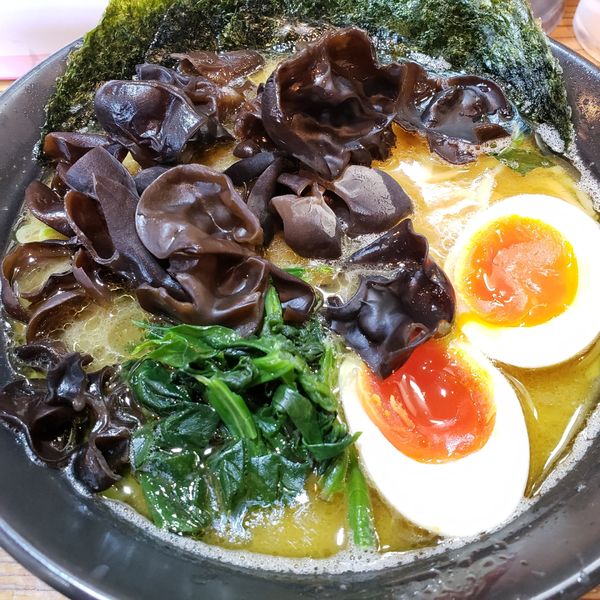 「ラーメン濃いめ多め、キクラゲ、味玉」@壱八家 戸塚店の写真