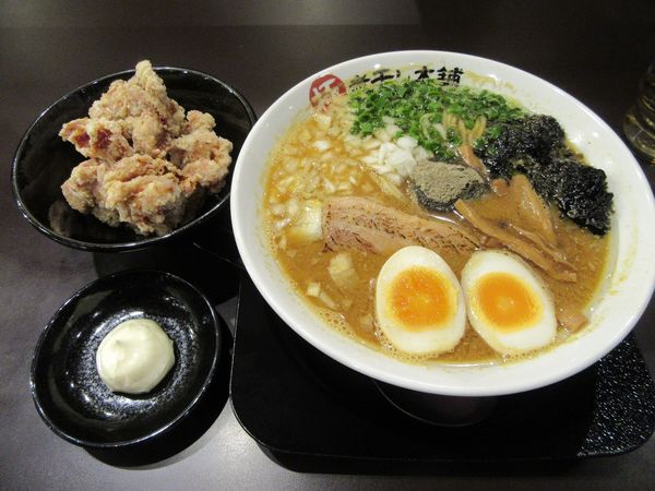 「限定　煮干し味噌ラーメン（８８０円）＋唐揚げ３９０円」@極煮干し本舗 荒川沖店の写真