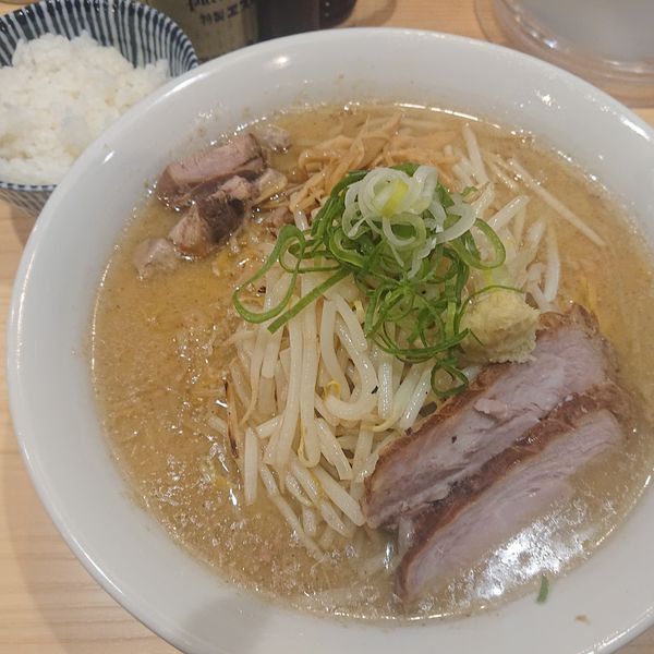 「味噌ラーメン大盛950円、もやし50円、ごはん(小)100円」@三ん寅の写真