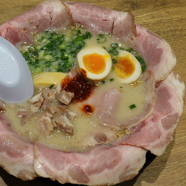 「特製こぼれチャーシュー麺 1,250円」@モヒカンらーめん ラーメン滑走路店の写真