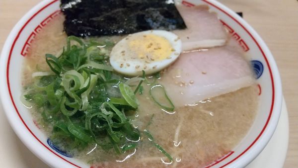 「淡口豚骨ラーメン＋替え玉」@空ノ色 王子店の写真