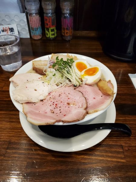 「塩白湯　肉　平打ち@1110円」@麺や 樂の写真