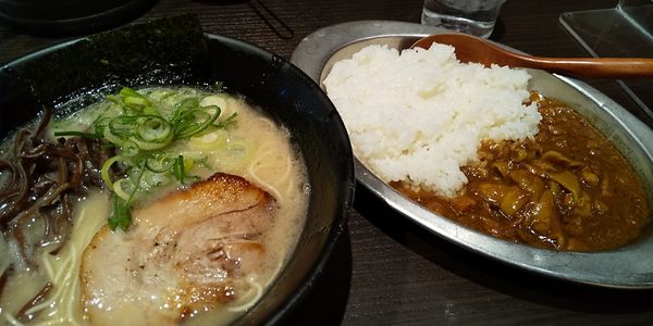「豚骨ラーメン+とんこつカレー」@とんこつらーめん俺式 純 東京ラーメンストリート店の写真