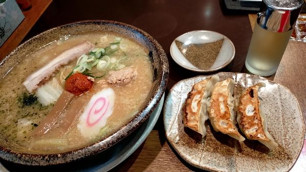 「納豆味噌ラーメン　特製餃子」@越後秘蔵麺 無尽蔵 しながわ家の写真