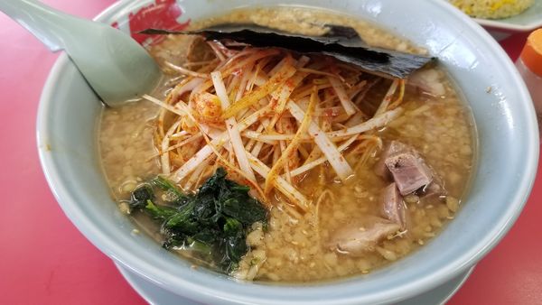 「味噌ピリ辛ネギラーメン　コロチャーシュートッピング」@山岡家 松本店の写真