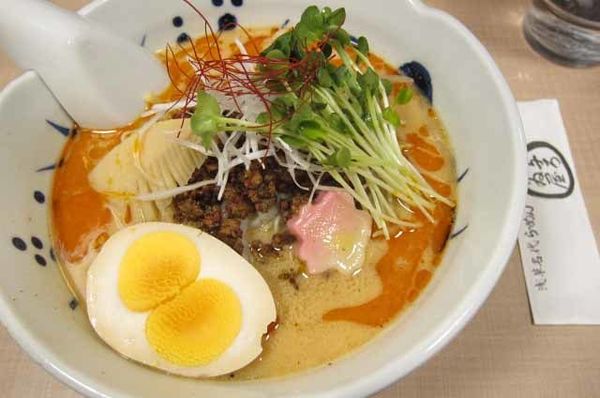 「春の旨辛胡麻らーめん　950円」@与ろゐ屋の写真