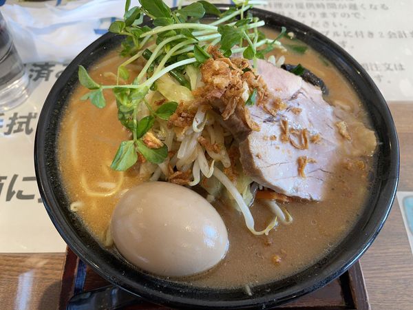 「味玉味噌らぁめん（大盛）・唐揚げ２個」@完熟味噌らぁめん かなで商店の写真