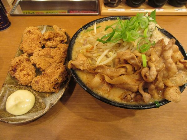 「味噌二郎（８８０円）＋大盛１００円＋唐揚げ３９０円」@味噌のジョー 牛久店の写真