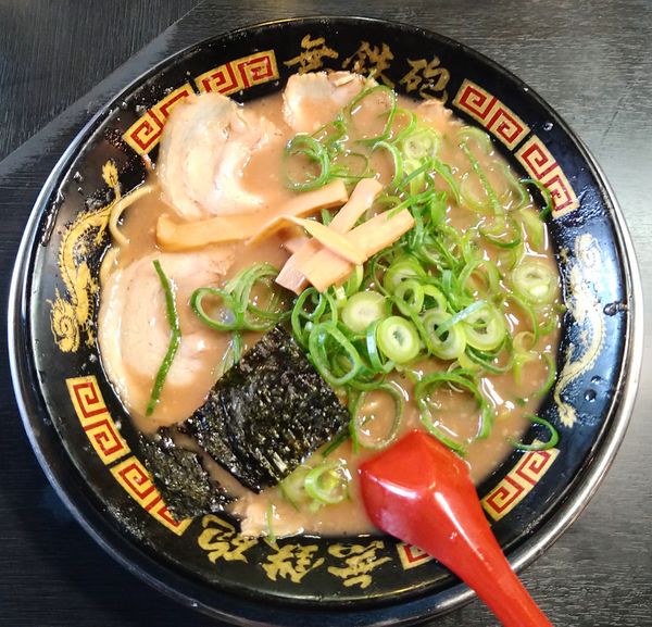 「とんこつラーメン(かため･あっさり･多め)＋替玉(細麺)」@無鉄砲 東京中野店の写真