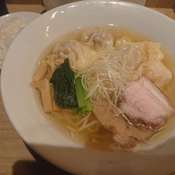 「白醤油二種の雲呑麺1000円、肉海老雲呑各1個100円他」@支那蕎麦 澤田の写真