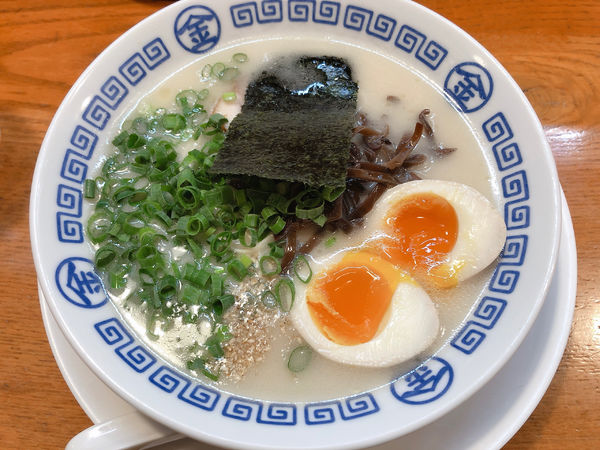「まるきんラーメン　半熟玉子」@博多まるきんラーメン 白金店の写真