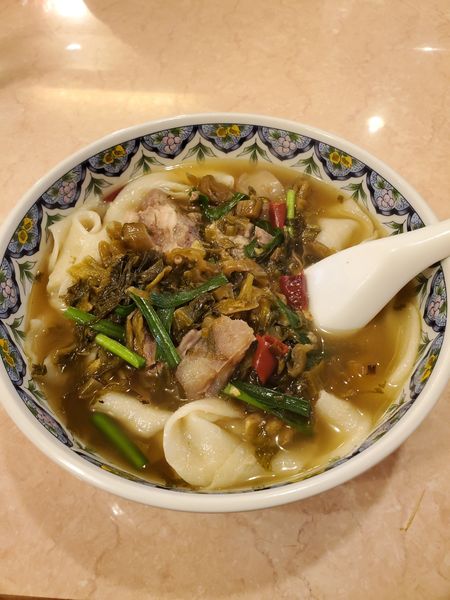「高菜と和牛筋肉入りビャンビャンメン」@蘭州牛肉拉麺 東珍味小籠包の写真