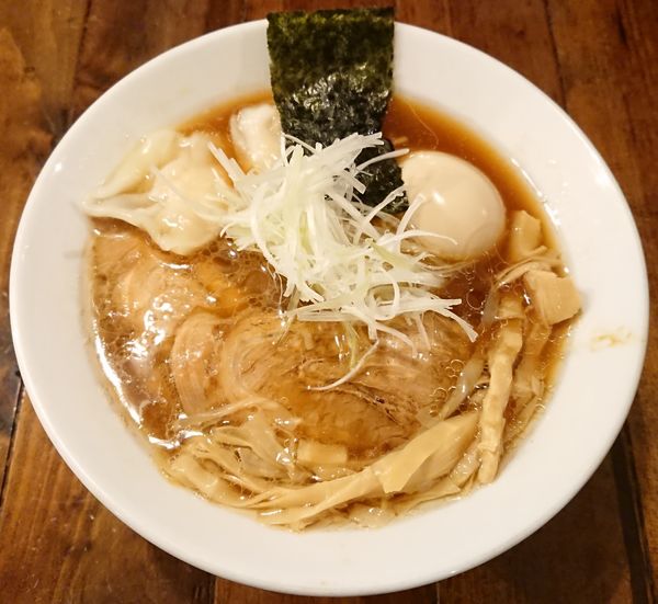 「特製中華そば＋わんたん(2個)」@武麗舞の写真