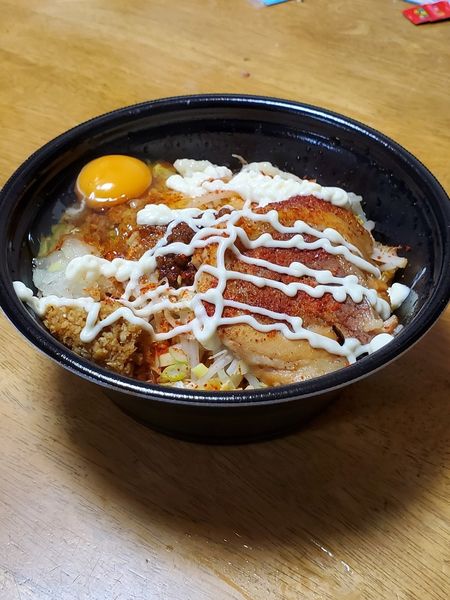 「まぜそばレッド　デリバリー」@山勝角ふじ 二十世紀が丘店の写真