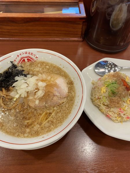 「③背脂煮干しラーメンと半チャーハン」@ラーチャン専門 我武者羅 橋本店の写真