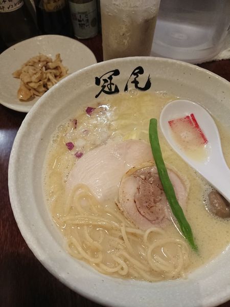 「ハイボール＋鶏皮炙り＋純白湯らぁめん」@らぁめん冠尾 恵比寿西店の写真